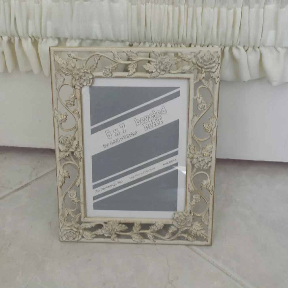 Cream colored 5×7 picture frame